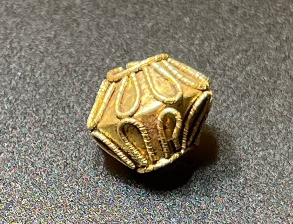 Ancient Roman Gold Elegant Bead with Stylish 'Flower's Leafs' embossed Decoration. With an Austrian Export License. #3.1
