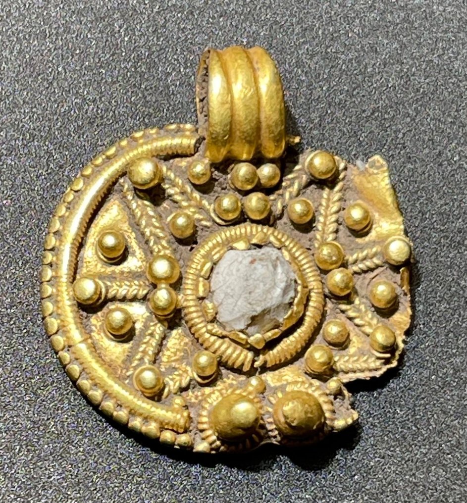 Oud-Romeins Goud Zeer elegante amulethanger met zonne-versiering in reliëf in filigrane techniek. Met een export #1.1