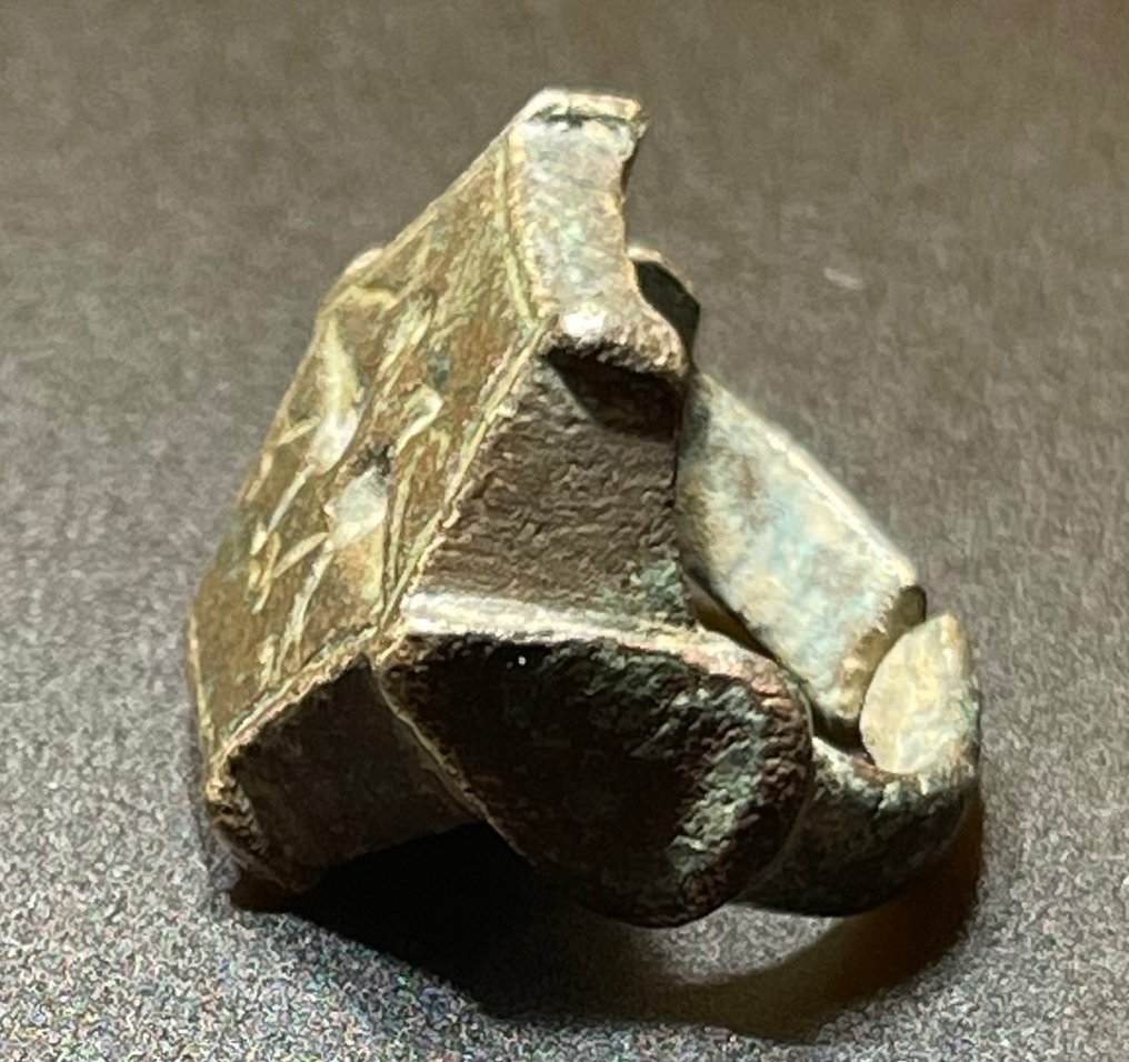 中世紀，十字軍時代 青銅色 印章戒指具有宗教象徵意義，兩隻孔雀對峙，寓意天堂。和一個奧地利人 #2.1