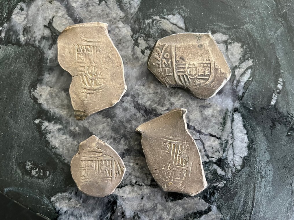 Spanien. Extremely rare cob treasure. Lot of 4 cob coins (3 x 8 Reales, 1 x 4 Reales), 17th century. Provenance: Found during the construction of the Radio Tower in Male, Maldives #2.1