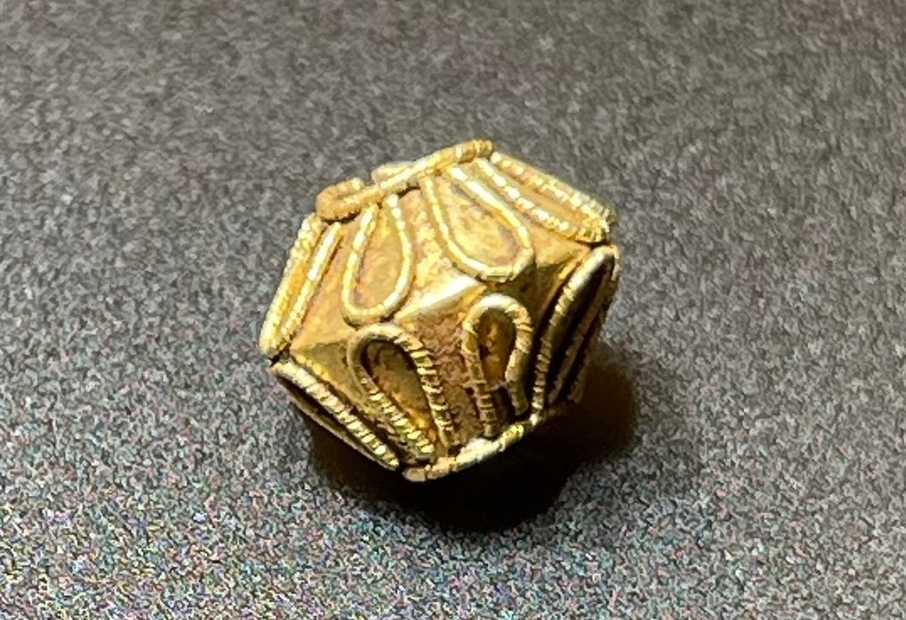 Ancient Roman Gold Elegant Bead with Stylish 'Flower's Leafs' embossed Decoration. With an Austrian Export License. #1.1