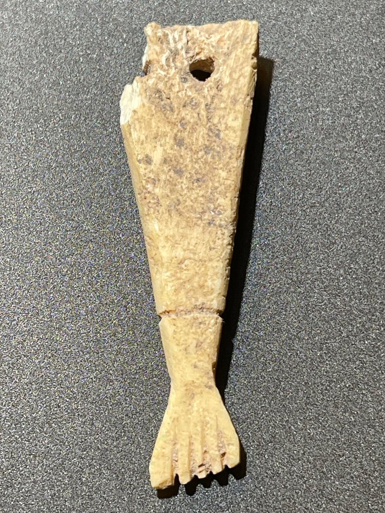 Medievale, epoca delle crociate Osso Amuleto in osso medievale dell'epoca dei crociati a forma di gamba stilizzata, un ricordo simbolico  (Senza Prezzo di Riserva) #2.2
