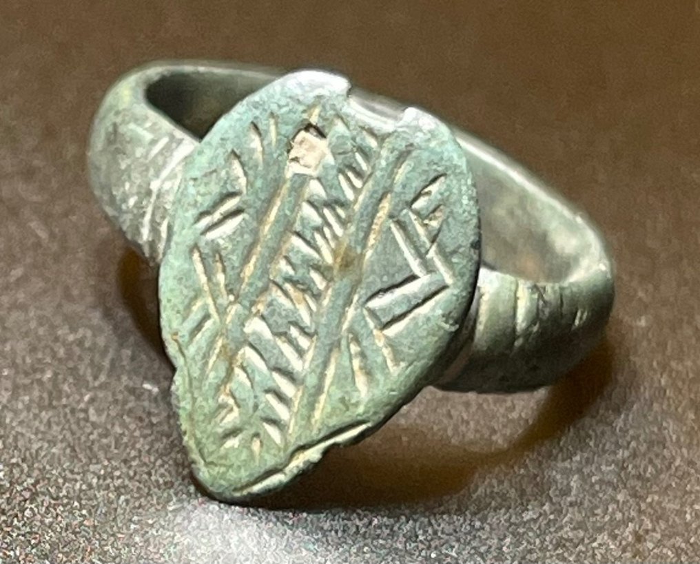 Μεσαιωνική, εποχή σταυροφόρων Μπρούντζος Όμορφο, πλούσια διακοσμημένο ψευδό δαχτυλίδι Archers. Με Αυστριακή Άδεια Εξαγωγής #1.1