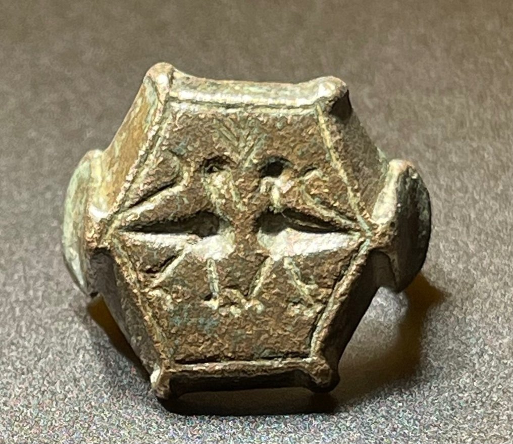 Średniowieczny, Epoka Krzyżowców Brązowy Pierścień Pieczęci z religijną symboliką dwóch skonfrontował się z aluzją Pawia do Raju. Z #1.1