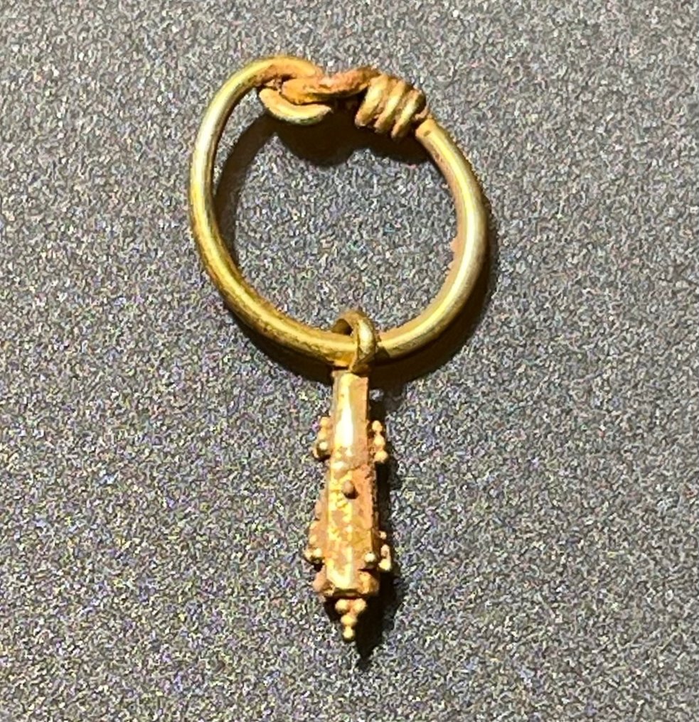 Αρχαία Ρωμαϊκή Χρυσός Εμβληματικό κρεμαστό κόσμημα σε σχήμα Μυθολογικής Λέσχης Ηρακλή σύμβολο δύναμης με θηλιά κόμπου. #2.1