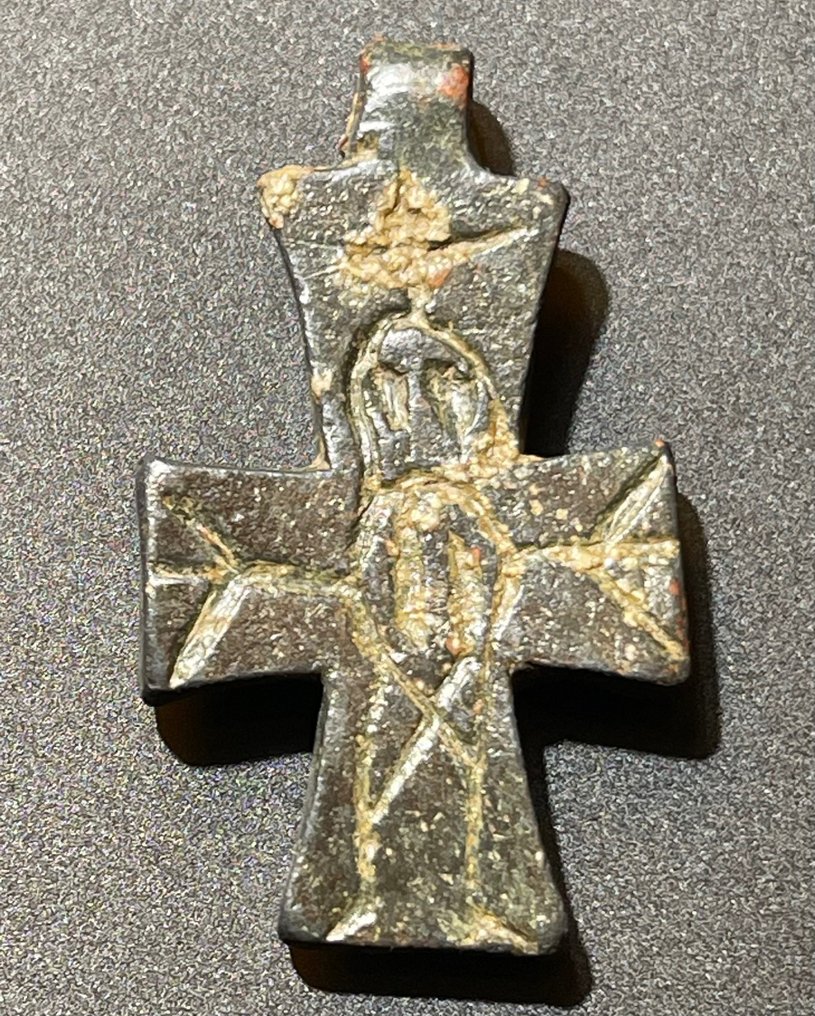 Vikingetiden Bly Meget sjældent kors med ekstremt abstrakt billede af den korsfæstede Jesus Kristus. Med en østrigsk #1.2