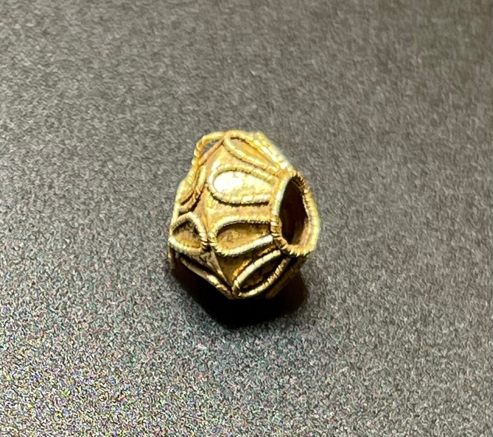 Ancient Roman Gold Elegant Bead with Stylish 'Flower's Leafs' embossed Decoration. With an Austrian Export License. #2.1