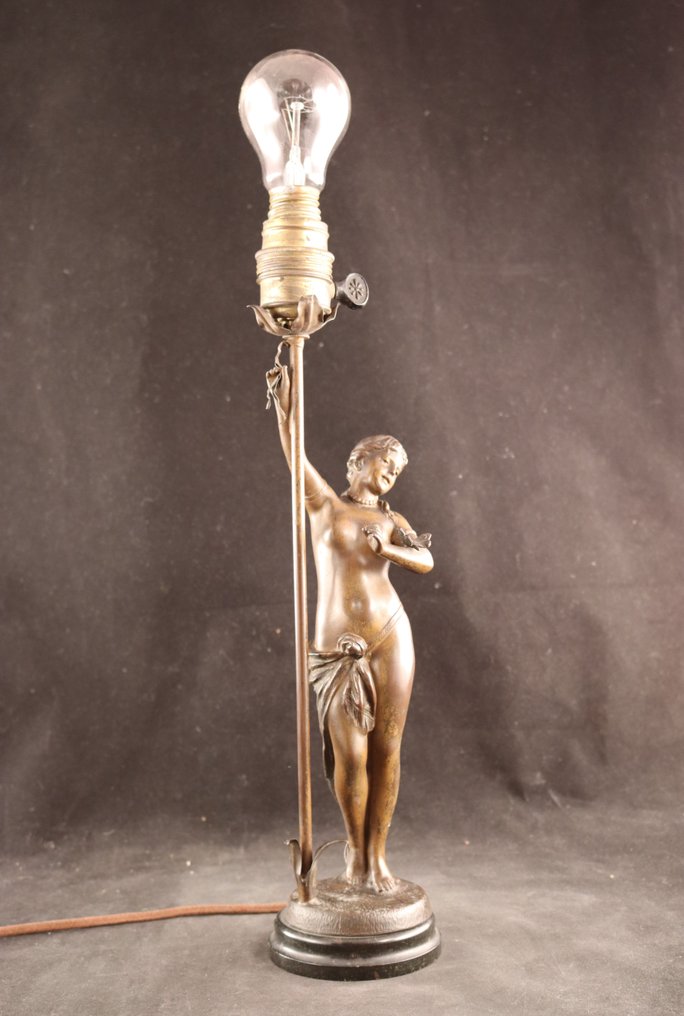 Sculptuur met naakt - Lampe - Komposittmateriale #1.1