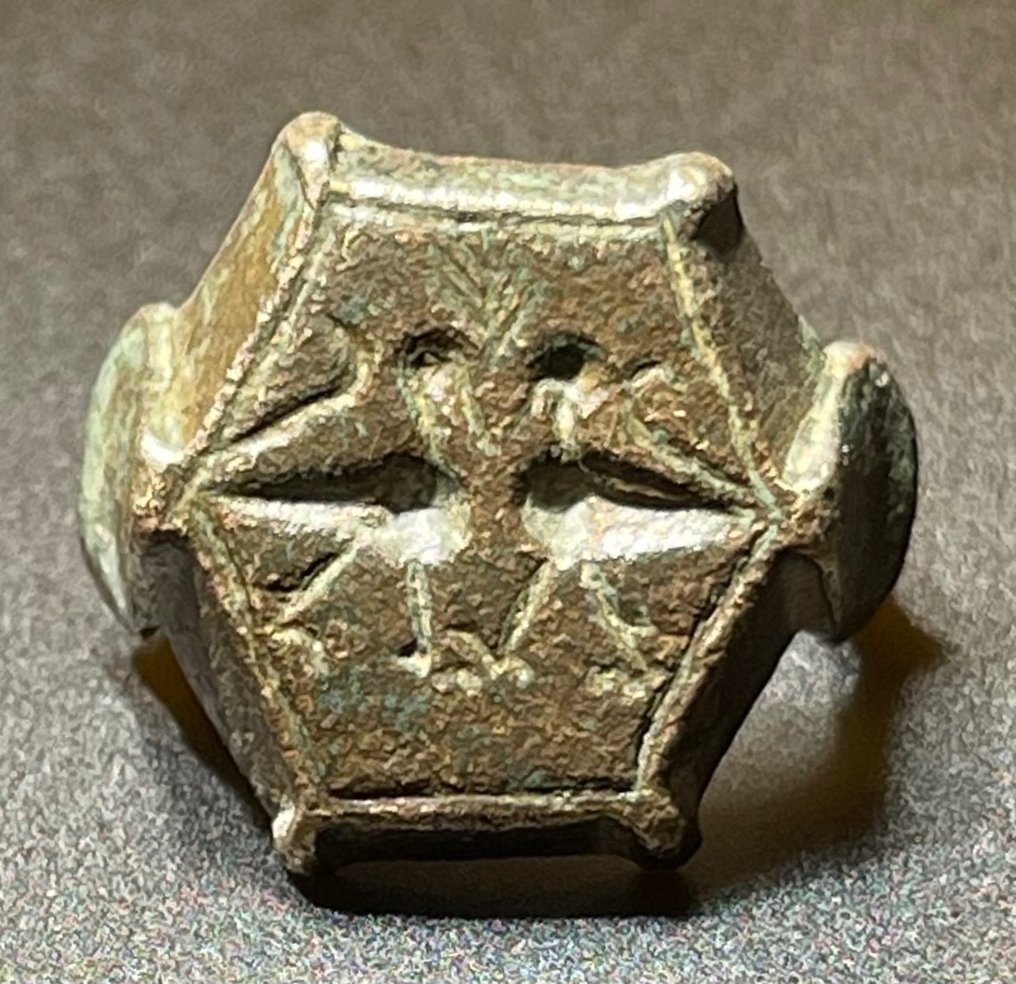 Średniowieczny, Epoka Krzyżowców Brązowy Pierścień Pieczęci z religijną symboliką dwóch skonfrontował się z aluzją Pawia do Raju. Z #1.2