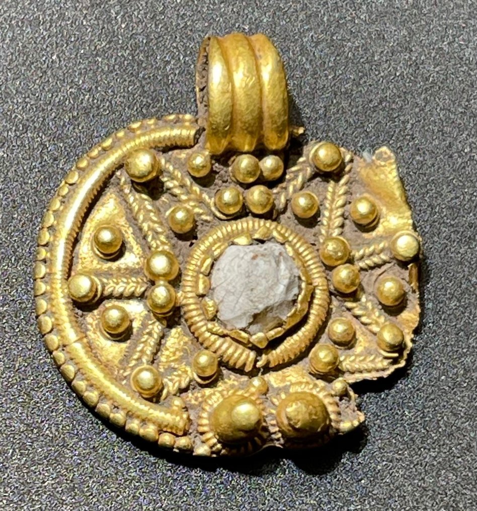 Epoca Romanilor Aur Pandantiv amuletă foarte elegant cu ornamentație solară în relief în tehnica filigranului. Cu un #2.1