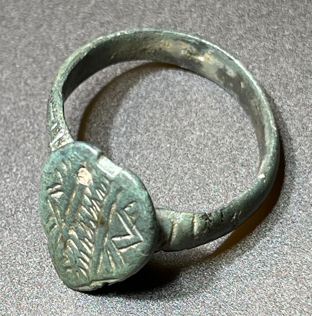 中世纪，十字军时代 黄铜色 精美、装饰华丽的仿制弓箭手戒指。拥有奥地利出口许可证 #3.2