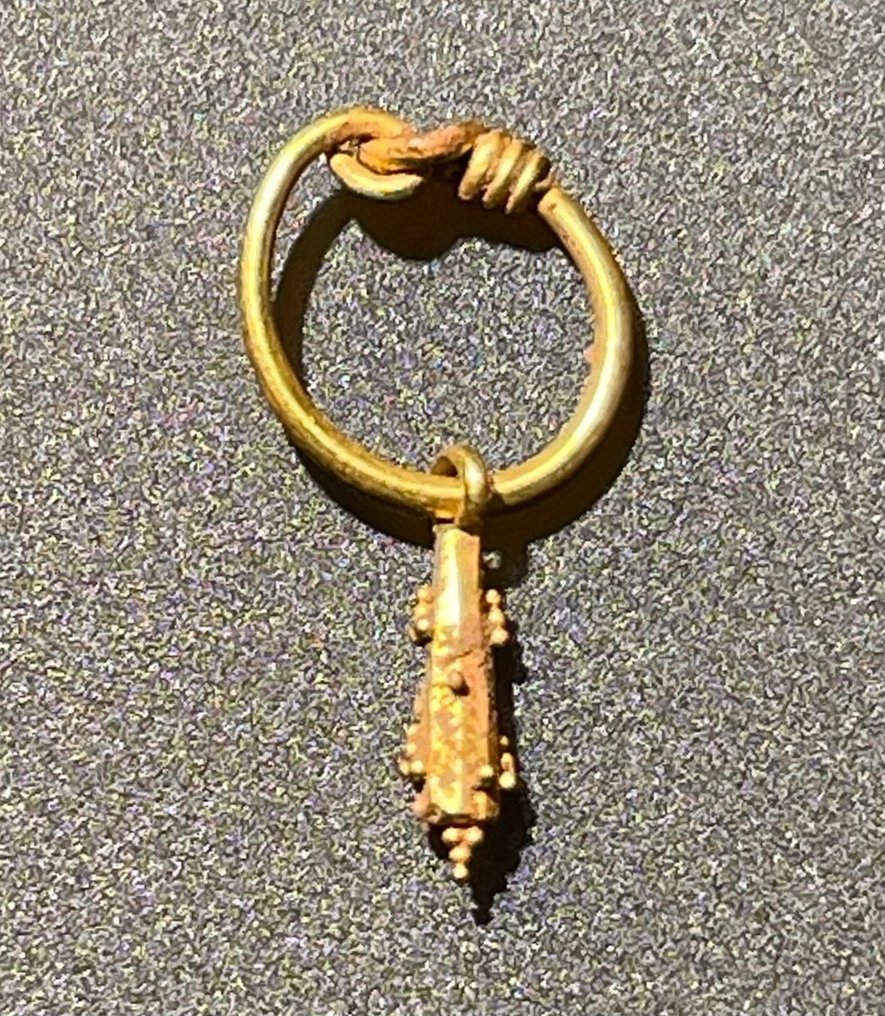 Αρχαία Ρωμαϊκή Χρυσός Εμβληματικό κρεμαστό κόσμημα σε σχήμα Μυθολογικής Λέσχης Ηρακλή σύμβολο δύναμης με θηλιά κόμπου. #1.2