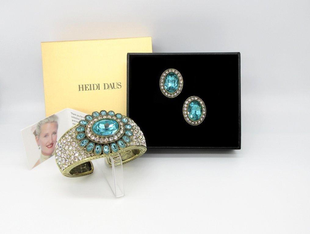 Heidi Daus - Fireworks "Dazzling Delight" Swarovski® Crystals Armband & Clip Örhängen Aquamarine Color - Manschettarmband #1.1