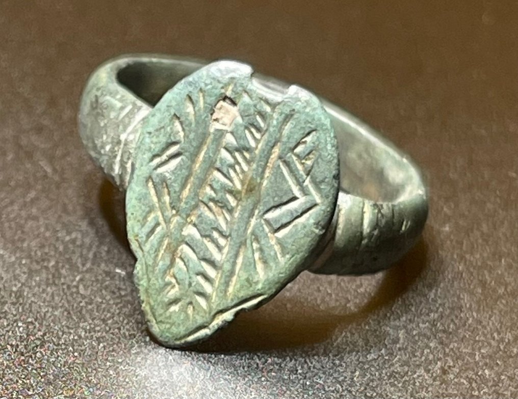 Μεσαιωνική, εποχή σταυροφόρων Μπρούντζος Όμορφο, πλούσια διακοσμημένο ψευδό δαχτυλίδι Archers. Με Αυστριακή Άδεια Εξαγωγής #2.2