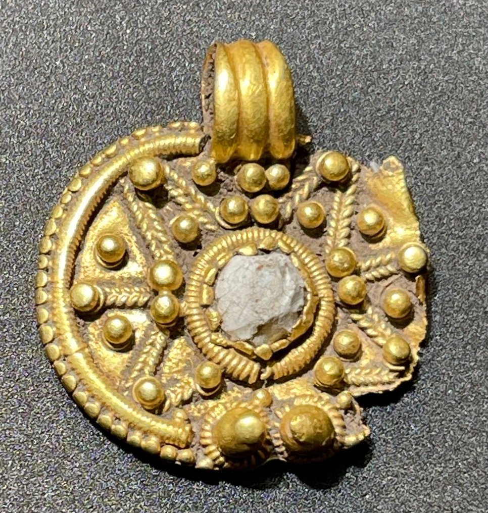 Αρχαία Ρωμαϊκή Χρυσός Πολύ κομψό μενταγιόν φυλαχτό με ανάγλυφο ηλιακό στολίδι σε Τεχνική Φιλιγκράν. Με εξαγωγή #1.2