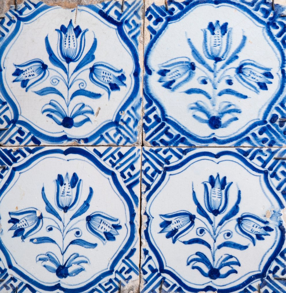  Tile - Lot van vier oude en zeldzame Delftse keramiektegels met bloemen. Nederland, 17e eeuw - 1650-1700  #1.2