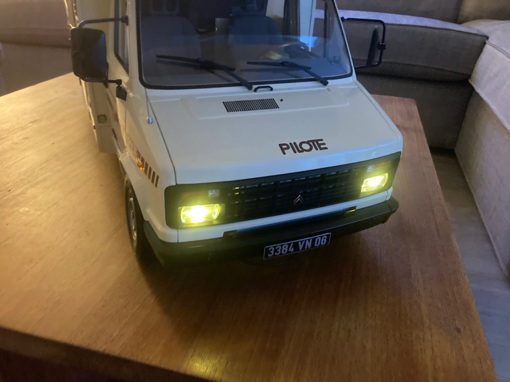 Hachette 1:8 - Model van - Camping Car Pilote R570 CE #2.1