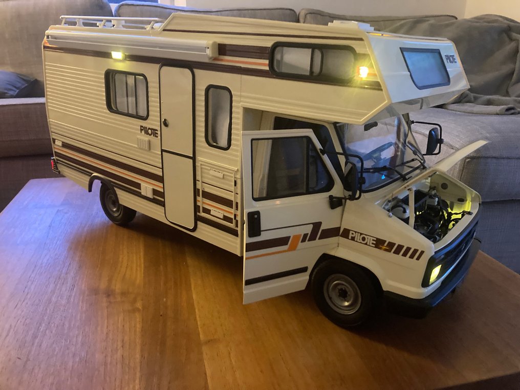 Hachette 1:8 - Model van - Camping Car Pilote R570 CE #1.0
