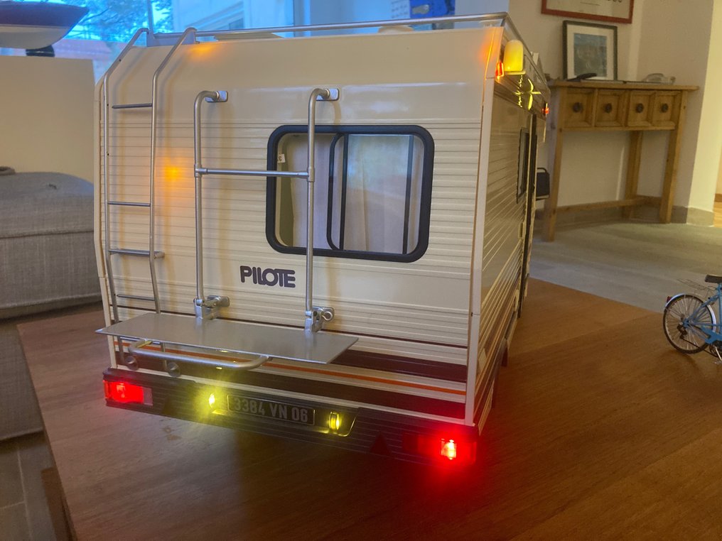 Hachette 1:8 - Model van - Camping Car Pilote R570 CE #4.3