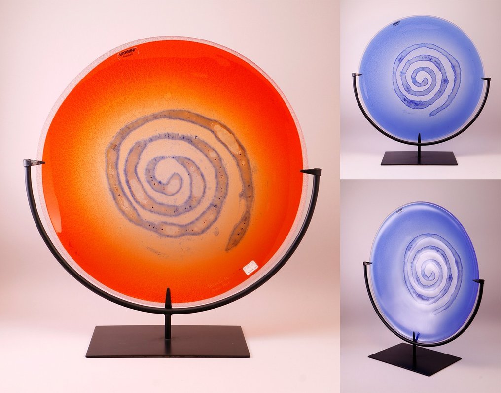 Barbini - Alfredo Barbini - Sculpture, A set of two murano glass plates along with an iron display stand - 40 cm - 40 cm - Verre #1.1