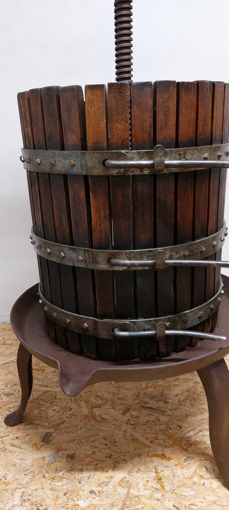 Antique wooden grape press in good condition with alloy base - Arbetsverktyg  #2.2