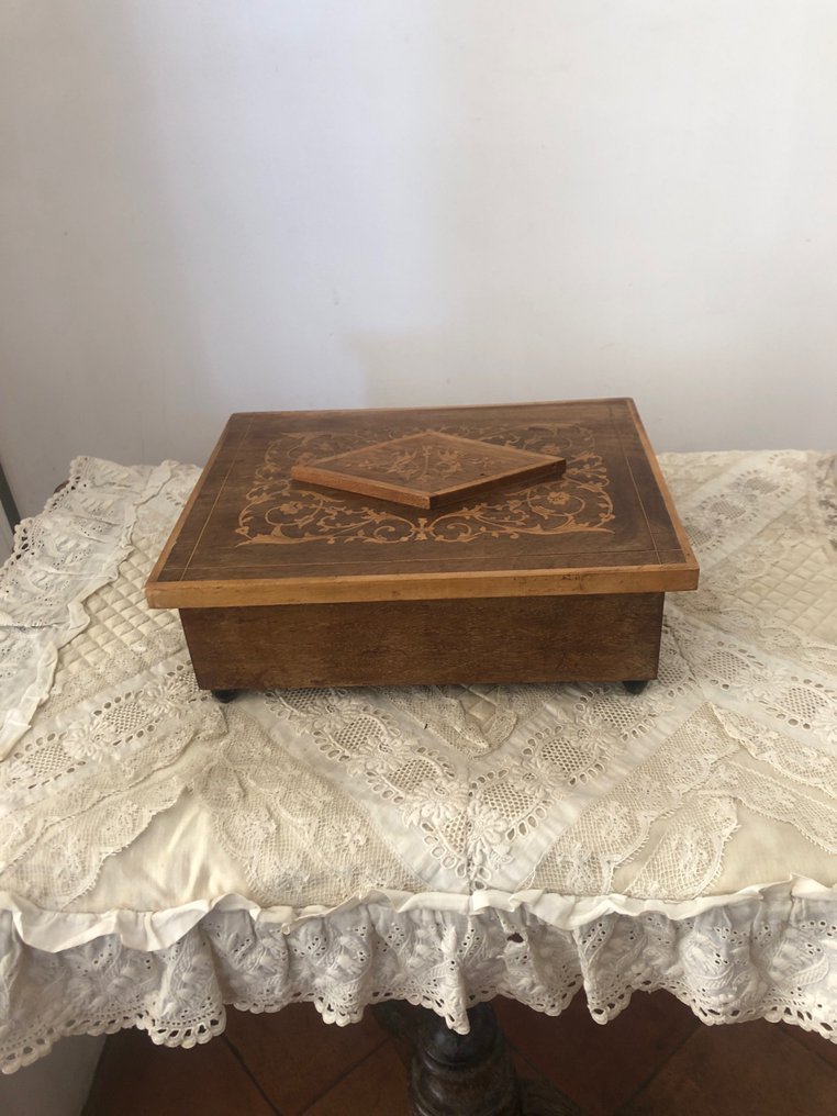 Box - Wood, Important Italian box entirely inlaid on the top with a clasp #1.1