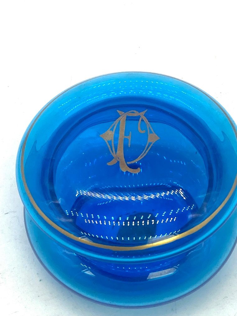 Smyckeskrin - Ovalformad smyckeskrin/kista i svängt och slipat glas fint dekorerat med trådar #1.2