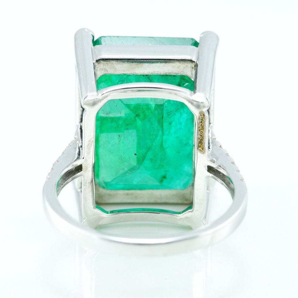Ring - 14 kt. White gold -  18.19ct. tw. Emerald - Diamond #1.2