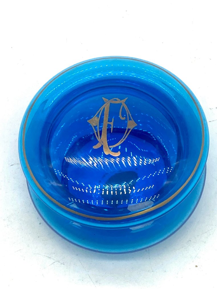 Smyckeskrin - Ovalformad smyckeskrin/kista i svängt och slipat glas fint dekorerat med trådar #2.1