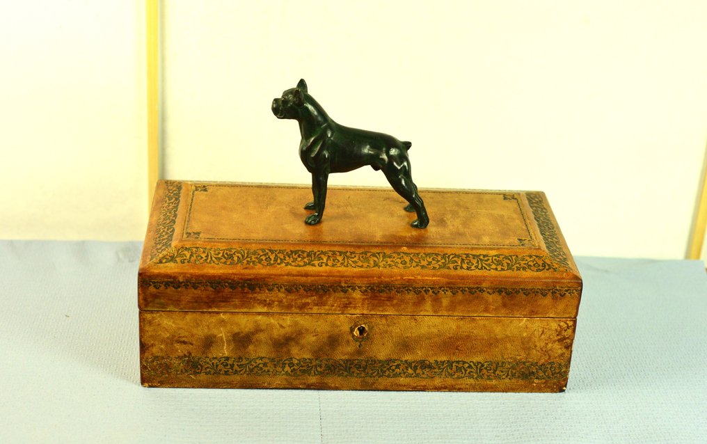 Láda - Bőr doboz bronz boxer kutyával - Bőr, Bronz, Fa #2.1