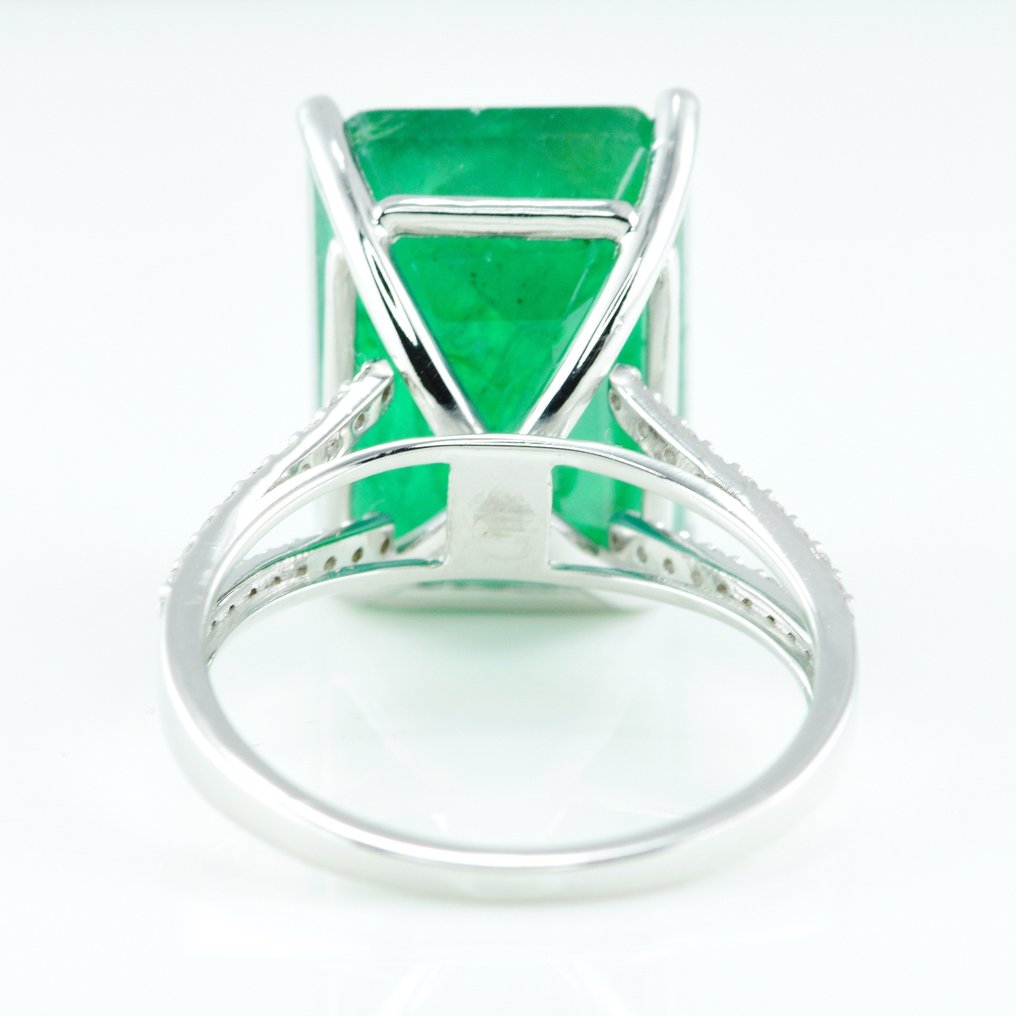 Ring - 14 kt. White gold -  11.65 tw. Emerald - Diamond  #1.2