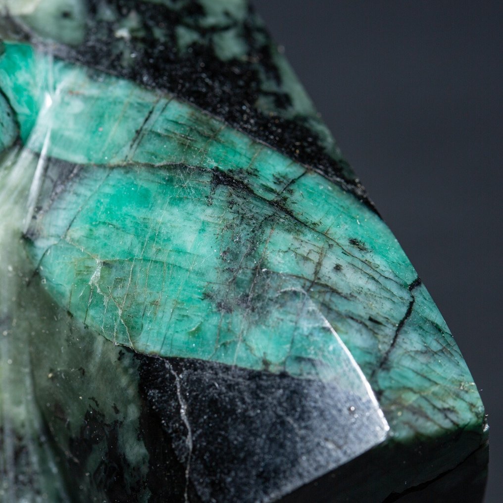 Smaragder i biotitmatris. Skulptur: Emerald Crystals in Natural Matrix. - Höjd: 250 mm - Bredd: 165 mm- 5184 g #1.2