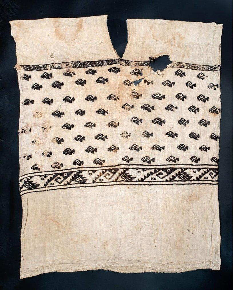 Chimú, Περού Ιστός Λευκό πουκάμισο (unku) με μοτίβα πουλιών, φρυγάνων και διπλού σπειροειδούς. Δημοσιευμένο. 87 εκ. #1.0