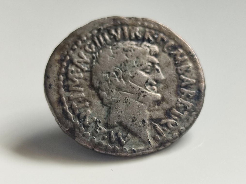Rooman tasavalta (auktoritatiivinen). Mark Antony and Octavian. Denarius with M. Barbatius, Ephesus (?), 41 BC #1.1