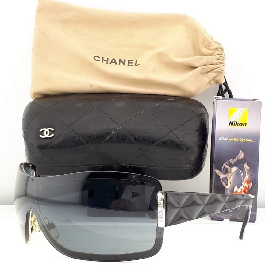 Chanel - Shield Black with Silver Tone Metal Chanel Plate Details - Solglasögon #1.1
