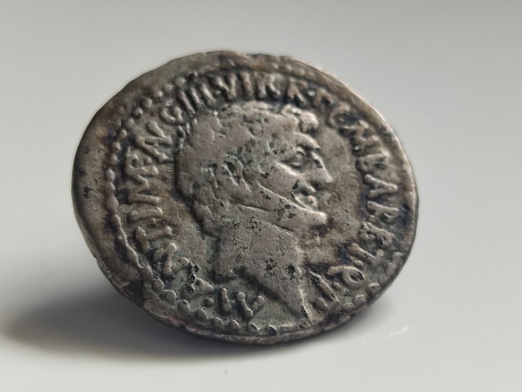 Rooman tasavalta (auktoritatiivinen). Mark Antony and Octavian. Denarius with M. Barbatius, Ephesus (?), 41 BC #2.2