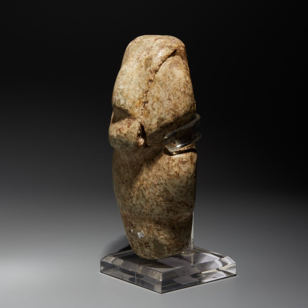 Mezcala, Estado de Guerrero, Mexiko Stengodslera Antropomorfisk idol. 400–100 f.Kr. 11,2 cm H. Med spansk exportlicens. #2.1