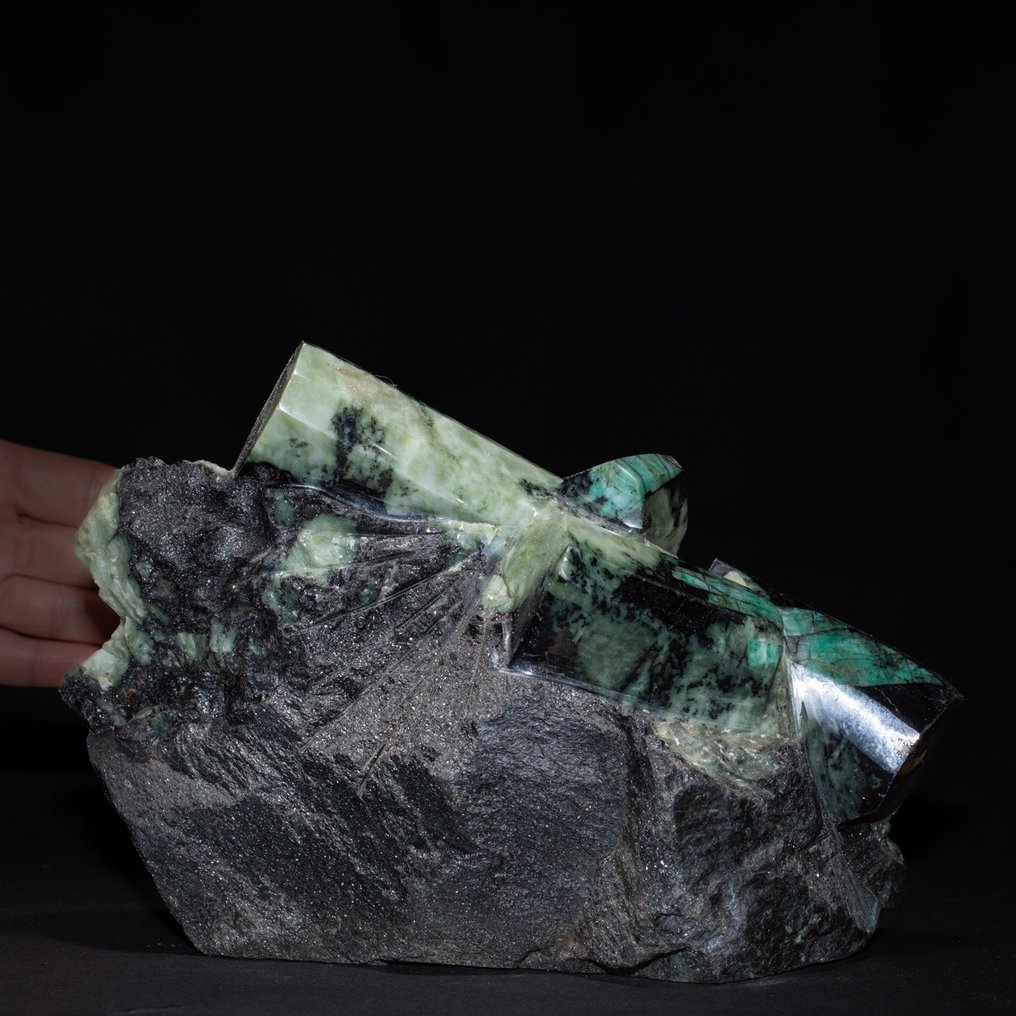 Smaragder i biotitmatris. Skulptur: Emerald Crystals in Natural Matrix. - Höjd: 250 mm - Bredd: 165 mm- 5184 g #2.1