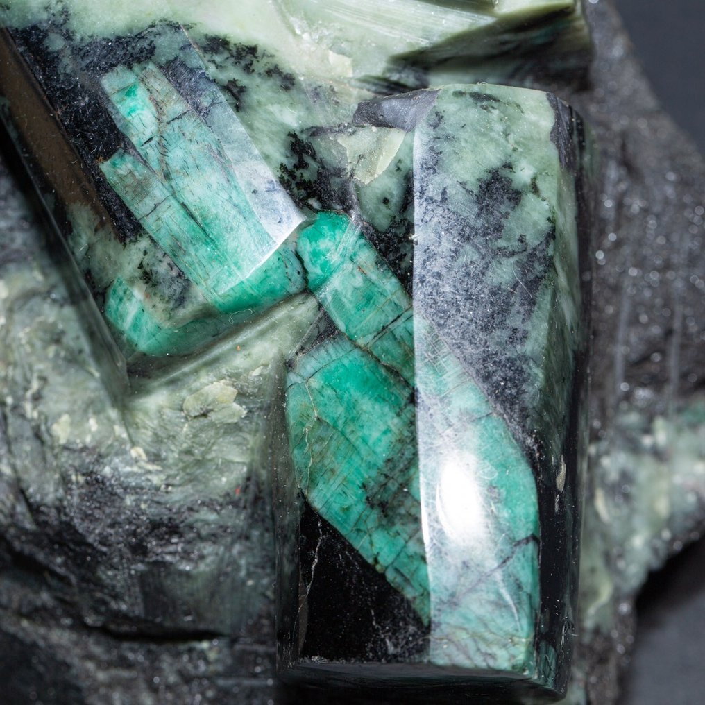 Smaragder i biotitmatris. Skulptur: Emerald Crystals in Natural Matrix. - Höjd: 250 mm - Bredd: 165 mm- 5184 g #1.1