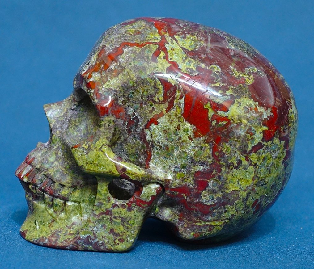 Caveira de cristal esculpida à mão em jaspe com sangue de dragão - (Série Superrealista) - Altura: 128 mm - Largura: 97 mm- 1533 g #1.1