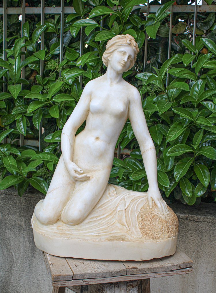 sculptuur, Statua "Fanciulla Nuda Sdraiata" - 66 cm - Marmer, Carrara-beeldhouwwerk wit marmer - met de hand gesneden #1.1