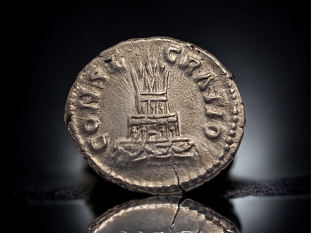 Römisches Reich. Antoninus Pius (138-161 n.u.Z.). Denarius Rome - CONSECRATIO, Pyre #1.1