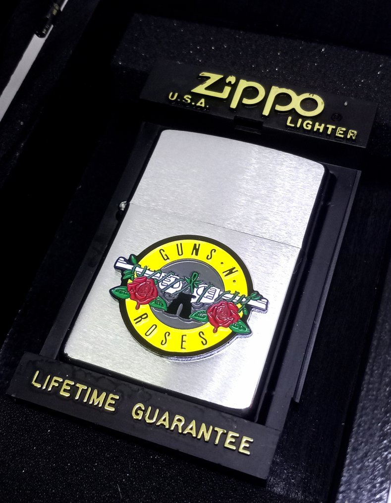 Zippo Briquet "GUNS 'N' ROSES" dans une caisse en bois. Nouveau