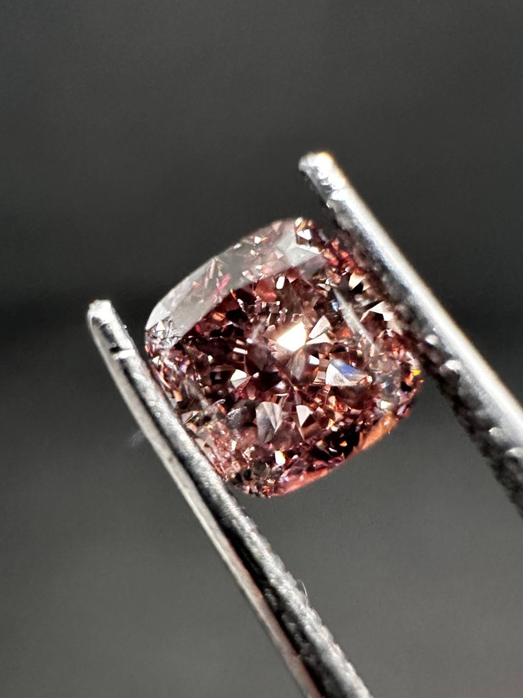 1 pcs 钻石  (天然色彩的)  - 0.65 ct - Fancy 稍带桃红色的 棕色 - 实验室报告中未指明 - 美国宝石研究院（GIA） #1.1