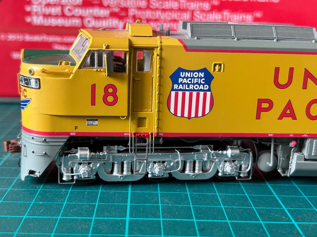 Scale trains H0 - SXT30009 - Diesellocomotief (1) - GE GTL 8500 PK-turbine - Union Pacific Railroad #3.2