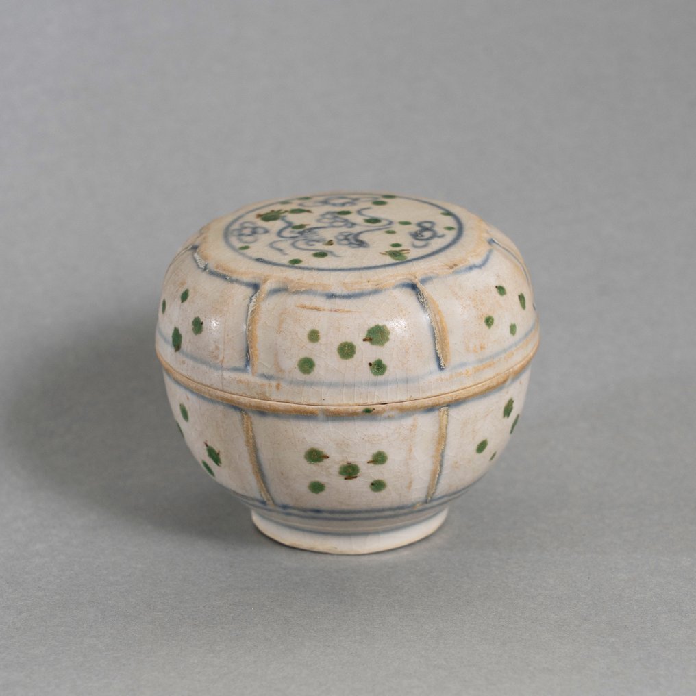 Caja - Caja cubierta policromada vietnamita con motivos florales - Dinastía Le posterior - Siglo XV-XVI - Porcelana #1.1