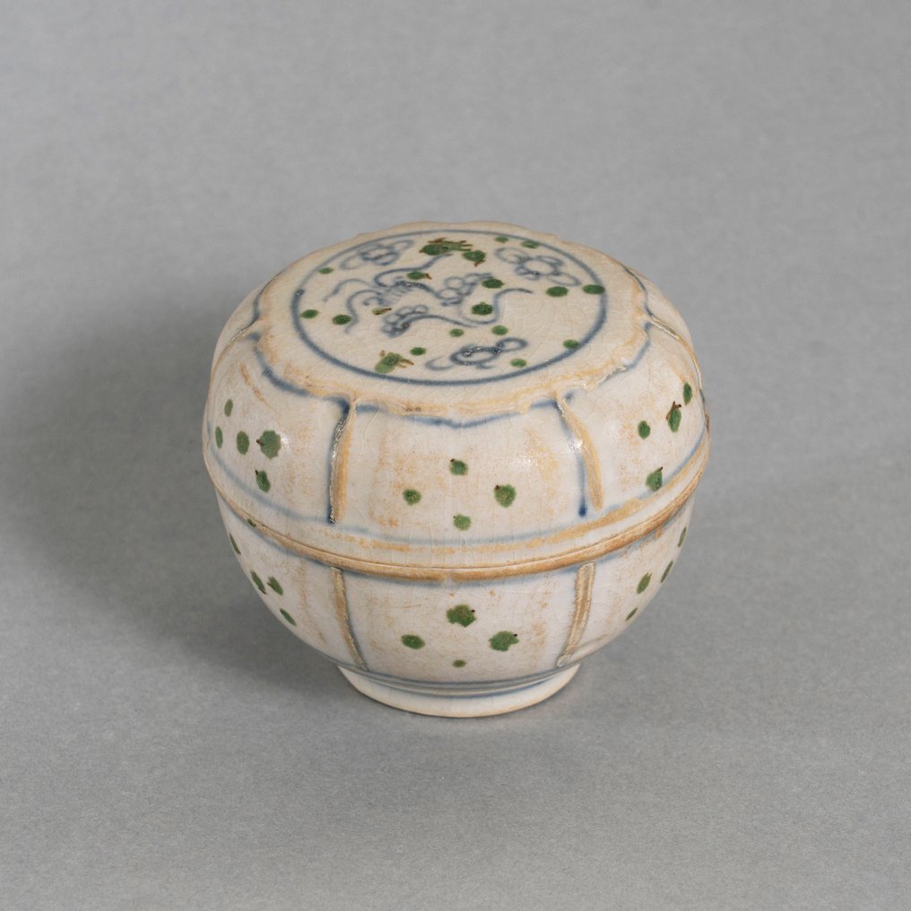 Doos - Vietnamese polychrome dekseldoos met bloemmotieven - Later Le Dynasty - 15-16e eeuw - Porselein #3.1