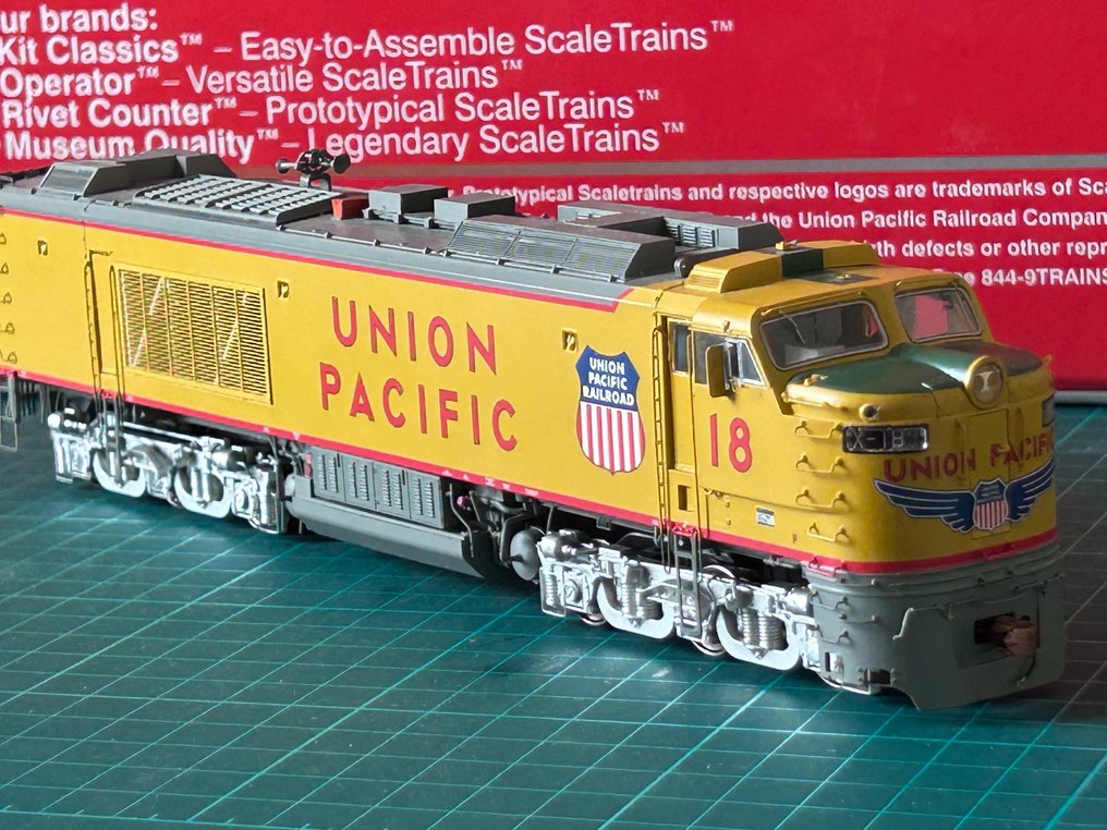 Scale trains H0 - SXT30009 - Diesellocomotief (1) - GE GTL 8500 PK-turbine - Union Pacific Railroad #2.2