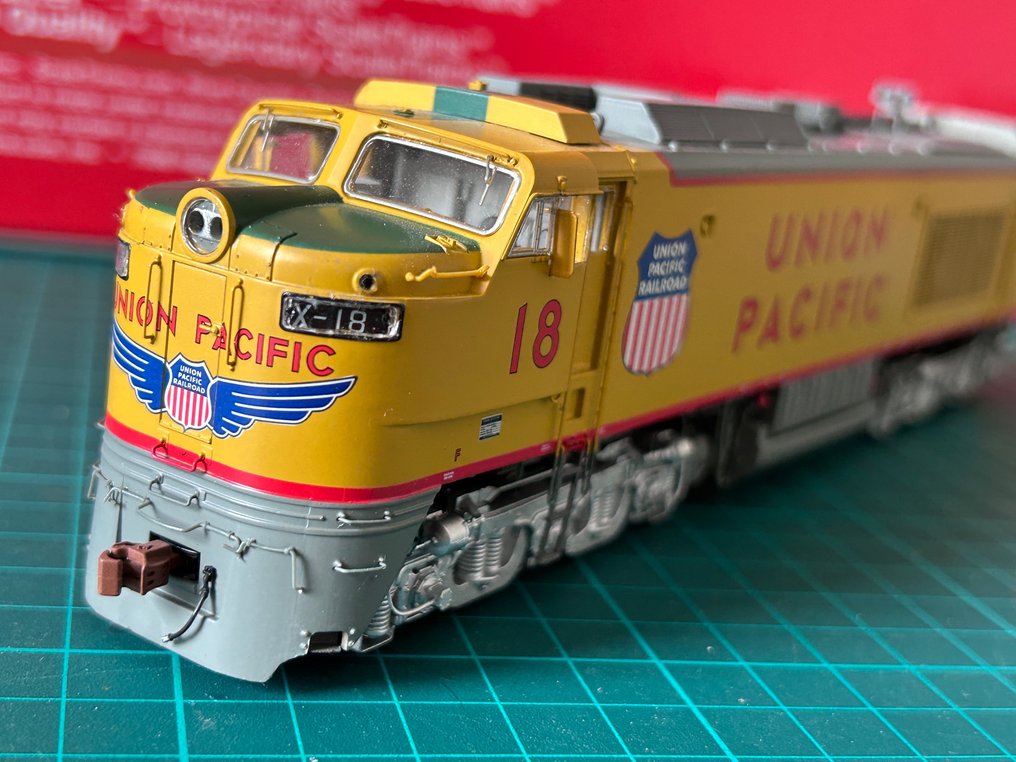 Scale trains H0 - SXT30009 - Diesellocomotief (1) - GE GTL 8500 PK-turbine - Union Pacific Railroad #3.1