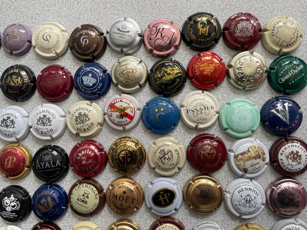 Capsules à champagne (216) -  Lot de 216 capsules de Champagne d'une ancienne collection - Acier  #3.1